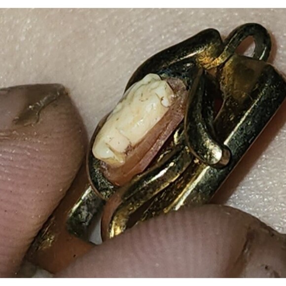 Vintage Yellow Shell Cameo Pendant – Victorian Style Gold-Tone Setting - Picture 8 of 9